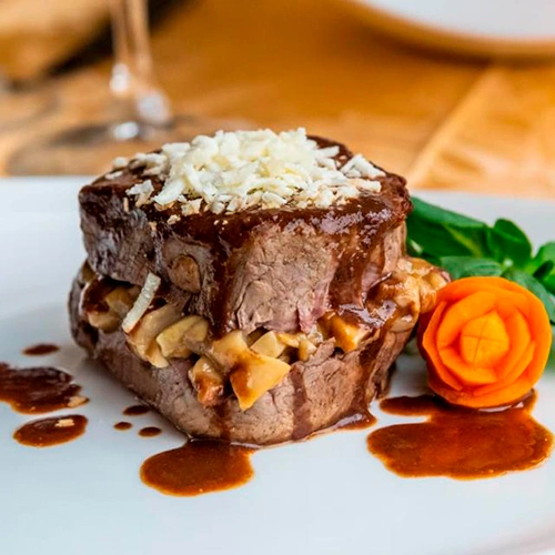 Filetto di manzo farcito ai porcini trifolati, riduzione di Nebbiolo e rapé di Castelmagno - Chef Lorenzo Quaranta - Hotel Milan Speranza au Lac