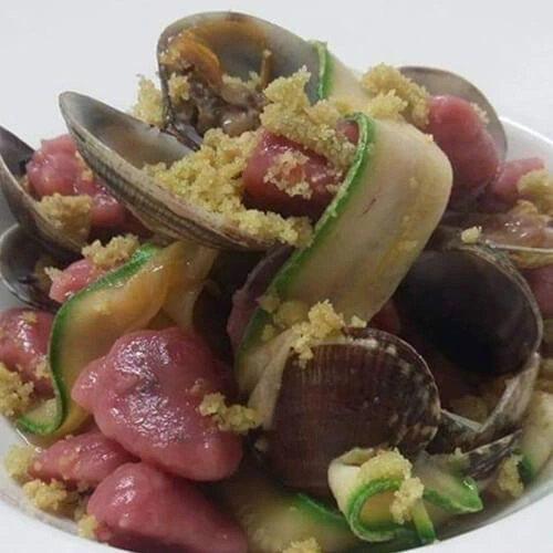 Gnocchi di barbabietola, vongole e bottarga di muggine - Chef Danilo Allochis - Ristorante Al Biancospino | Bossolasco (CN)