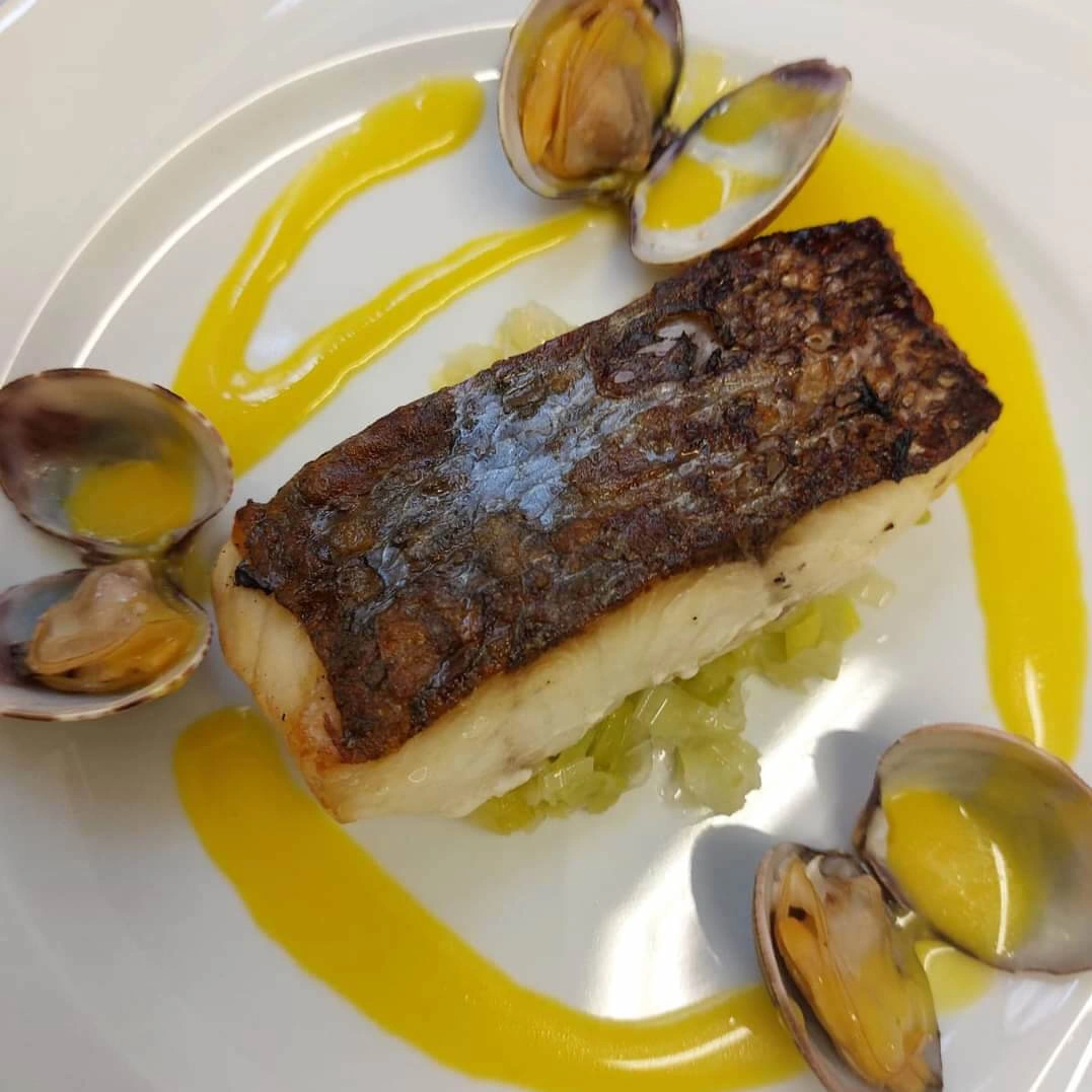 Merluzzo alla piastra su letto di porri con vongole e olio EVO - Chef Nabil El Bettach - Hotel Corso | Alassio (SV)