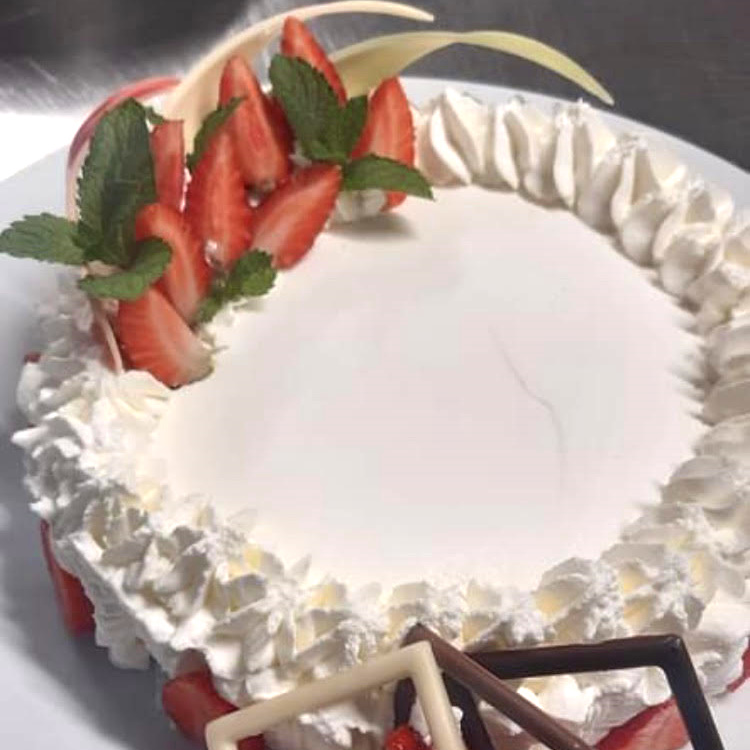 Torta di fragole con panna montata, cornici al fondente e onde al cioccolato bianco - Chef Angelo Ferrua - Hotel dei Fiori Alassio